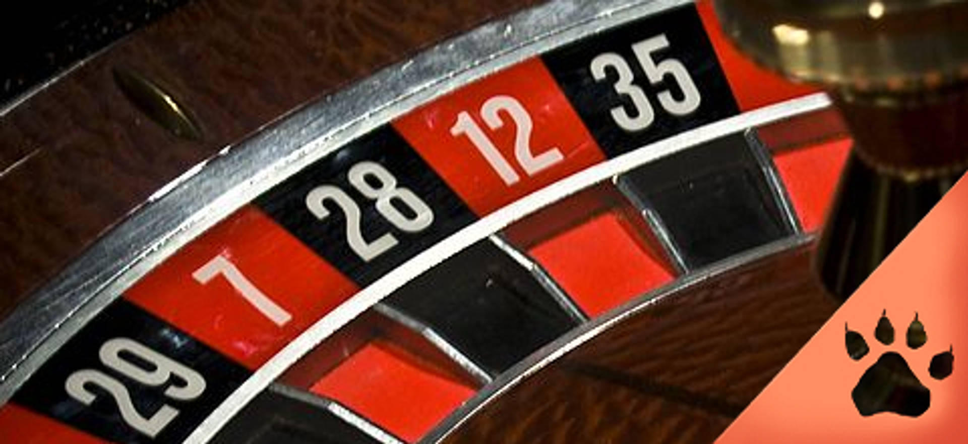 Dettaglio di una ruota della roulette con i numeri 7, 1, 28, 12 e 35.