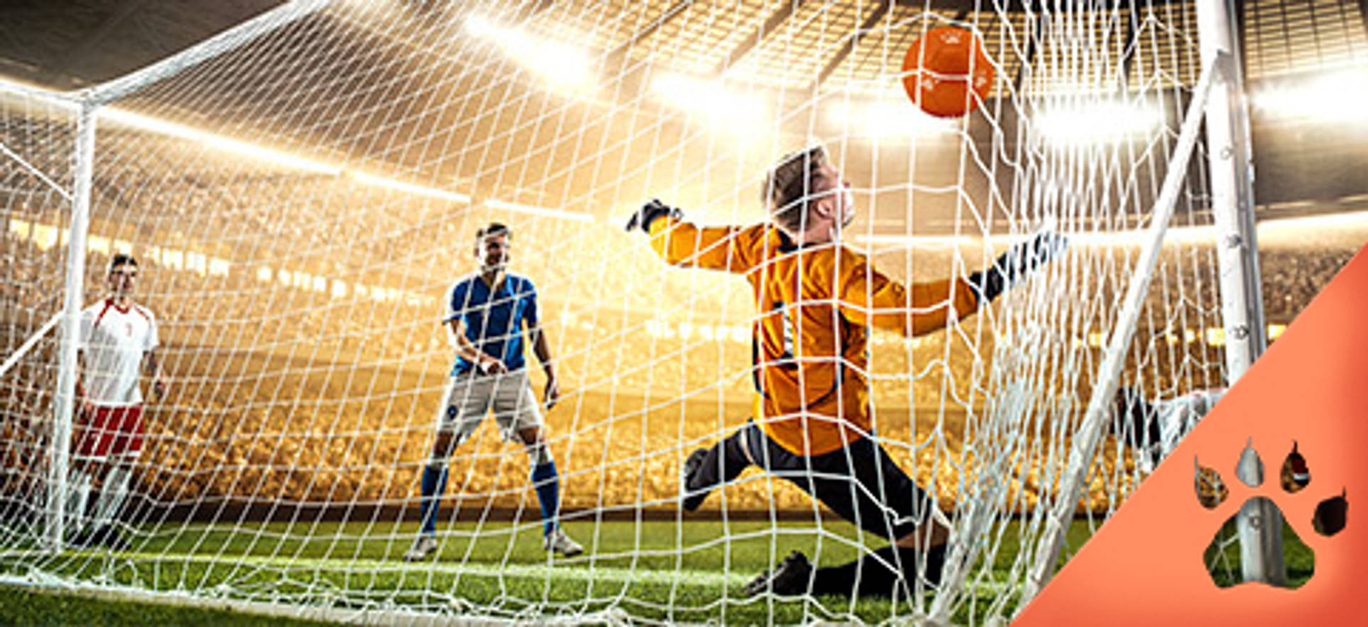Portiere di calcio che cerca di parare un pallone in una partita.