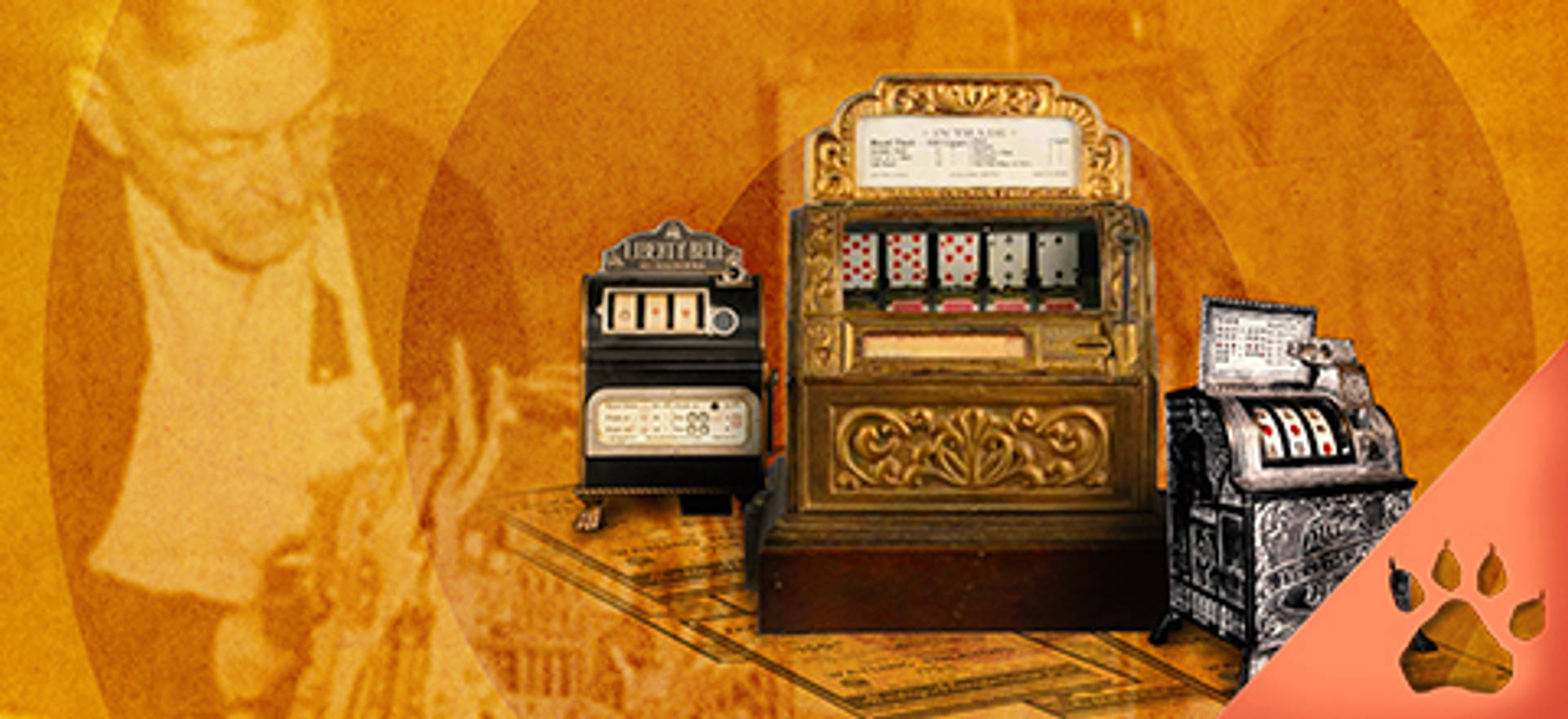 Tre slot machine d'epoca con un uomo sullo sfondo e un logo con impronta di zampa.